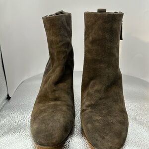 Essex Lane fashion boots size 9, medium. Gray suede. the outside excellent​​
